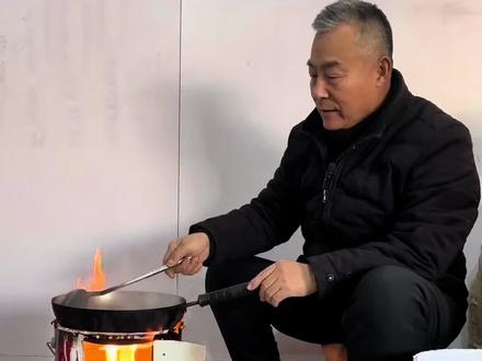 废旧料做的气化炉,效果杠杠的#无烟气化炉 #气化炉柴火炉 #手工制作 #冬季取暖 #变费为宝