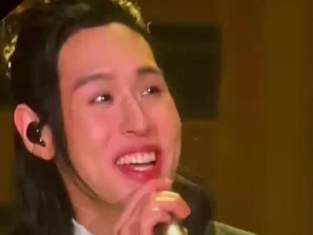 billkin看到后面的粉丝灯箱应援“grow with BK❤️”
湿润了眼眶
🐶:很漂亮,后面很漂亮~即使颜色有点不均匀,但还是很漂亮~