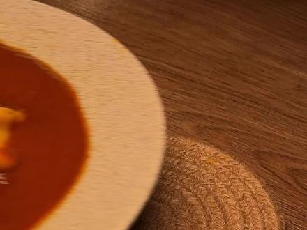 超浓郁‼️旋风咖喱蛋包饭🍛快速简单咖喱做法 夏天不知道吃什么的时候
我经常吃咖喱蛋包饭
咖喱酱真的是很百搭,做什么都好吃又下饭
今天是超简单版的咖喱酱制作方法
十几分钟就可以搞定
搭配旋风蛋和天妇罗炸虾
-
🥘咖喱酱配方:番茄酱4勺+咖喱粉2勺,如果不喜欢酸味可以放2勺番茄酱,加点水煮到粘稠就可以了,咖喱粉相对于咖喱块来说更加方便,而且除了香料再没有其他添加,但是口感没有咖喱块那么细腻,很有香料的质感
-
🍛蛋包饭蛋液配方:比例按照中等大小鸡蛋1个+10ml水/牛奶的比例,过筛之后蛋液会更加细腻
-
买调味品我一般会看配料表
凤球唛的番茄酱配料干净,可以放心吃
0脂低卡很适合减脂期
#咖喱旋风蛋包饭 #一人食 #治愈系美食 #深夜食堂 #和风洋食