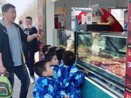 在合生汇门口碰见网红七胞胎和他的爸爸了!