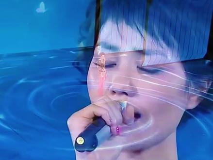 王菲六次登台 一生传奇。从1998到2026,王菲六登央视春晚,每一次都是时代经典。她以空灵之声为笔,在除夕的烟火里,写下了三代人的青春与团圆。
1998年,她与那英合唱《相约一九九八》,两大天后惊艳全场,成为春晚永恒名场面。
2010《传奇》,一袭白纱,凭一己天籁带火小众佳作,封神独唱舞台。
2012年,和陈奕迅对唱《因为爱情》,温柔治愈,唱尽一代人的青春。
2018年,与那英时隔二十年再聚首,一曲《岁月》唱哭无数观众。
2025年,一首《世界赠予我的》,温柔独白,治愈人心。
2026年,她再登春晚,一曲《你我经历的一刻》,极简舞台,天籁依旧。
六次登台,六段传奇。王菲一开口,就是整个除夕夜的温柔与星光。这,才是华语天后的顶级舞台。#王菲六登春晚 #2026春晚 #你我经历的一刻 #华语天后传奇 #上热门🔥