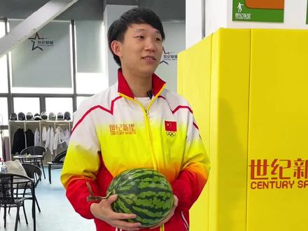 佩剑能劈瓜吗?孙教练带你揭开谜底。#击剑 #是时候展现真正的技术了 #姿势要帅