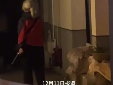 女子夜晚遇“盲眼”老太太求带路,预感不对果断拒绝,并制止另一女生,再观察发现老太太能看手机。夜晚女生出行有点防备心是对的!