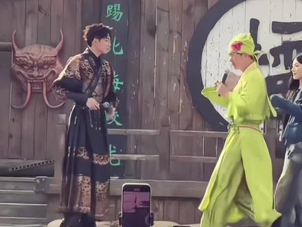 太荣幸了跟偶像同台喊麦了 感谢老嫂子给的机会 精彩#高迪 #万岁山老嫂子 #圆梦