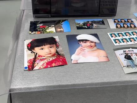 爱普生高性能照片打印机。爱普生D1080照片打印机,可以打印宽度最小3寸(89毫米)到最大21x100厘米的照片,可以双面打印,可快速制作相册,支持无线连接,手机wifi可以直接打印照片,无需开启电脑,支持门市自助打印,支持ICC色彩管理,色彩更出色,速度6寸照片一小时460张,支持卷纸和单张走纸,照片不褪色,防水,最更重要的是功能这么强大的机器,设备成本低,单张成本也很低(6寸只要4毛多),全国联保,零件更换便宜。这是一款难得的高性价比干式打印机。#照片冲印机 #爱普生#干式打印机#双面印