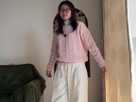 粉色毛衣/卫衣/羽绒服怎么搭?
本期视频主要从配色上来讲,掌握了配色,不管是搭配毛衣/卫衣还是羽绒服,逻辑是相通的。
但实际上,穿搭不光看配色和谐,还得看版型风格是否适配,比如户外休闲风格的粉色冲锋衣和韩系粉色羽绒服的搭配肯定是不一样的。
#一衣多穿实用搭配指南 #创作者中心 #创作灵感 #穿搭技巧 #青年创作者计划