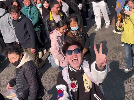 麻麻 我今天来中街啦 中街好多人啊#沈阳中街 #放假 #路人视角 #社恐内向 #佟美男