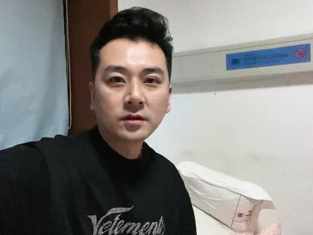 宫外孕手术第三天共花了7000多 异地社保变更过后也可以报销 夫妻俩在病房里秀恩爱#宫外孕 #随拍记录生活 #夫妻日常