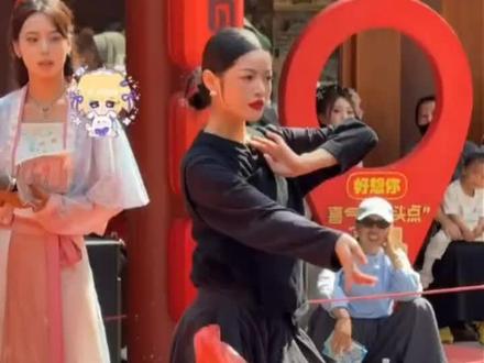 宋清搜 :人怎么能和自己的身体熟悉成这样 #清明上河园 #宋清 #宋清编舞