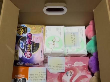 过两天星期四是宝宝的生日,首先我想祝我的小朋友生日快乐,开开心心的,其次呢我想说,我原来也是一个不懂浪漫的人,可能我原来是一个见面了连花都不会买的人,不会制造一点小浪漫,但是我知道这些东西是肯定需要学习的,两个人要想好好的,就必须付出一点什么或者说改变一点什么,我也始终认可网上的一句话“爱人如养花一样,你越用心,它越漂亮”.我也会时常感叹自己为何如此幸运,宝宝生日快乐 #礼物 #生日快乐#礼物装箱