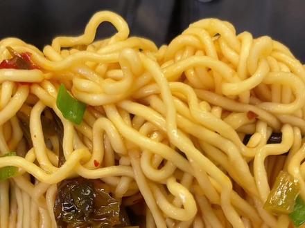 19块8到手12桶老坛酸菜牛肉面,酸辣过瘾,半夜馋了饿了来一桶,真的太满足了!#泡面 #宵夜吃什么 #速食美食