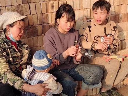 偷偷拿了鱼排和鱼尾来给老公他们吃,这样他们就可以休息一下了,分享给亲戚们一起尝尝都说,很香很辣也很好吃。9.8/5包大家拍的越多越划算是味芝元的,每包的净含量是26克呢#分享是一种快乐