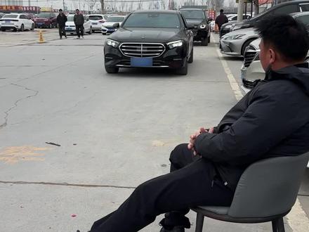 24年落地五六十个的奔驰e300l 选了座椅按摩 才跑1万多公里 现在卖掉竟要赔十大几万!#奔驰e300l #dou是好车 #二手车贩子的日常