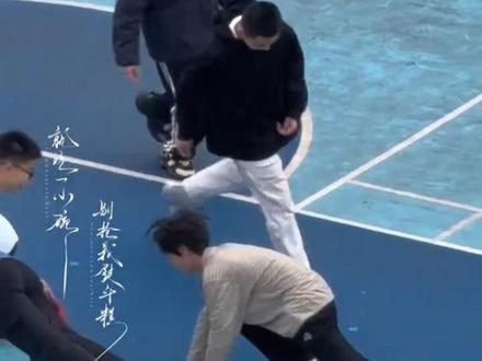 老师 我们家鱼冻咋了?
#李煜东 #抽象 #伴读 #校园生活