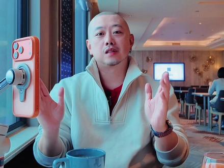 新手拍视频 竖屏or横屏?
新手拍视频,横屏还是竖屏?网上吵了5年没结果。
我直接告诉你答案:竖屏。
三个原因:完播率差22%、微短剧干了1000亿、你不是在拍《封神榜》。
横着拍素材,竖着剪成片。新手别纠结,先拍起来比什么都强。
👇你觉得呢?评论区告诉我
#短视频拍摄 #自媒体干货 #拍视频技巧 #涨知识 #干货分享