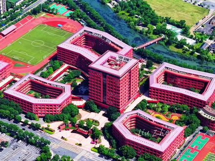 余杭区天元公学钱学森校区相关介绍如下:
基本概况
•位置与规模:位于杭州市余杭区未来科技城钱学森路66号,地处杭州城西科创大走廊核心区域,占地约150亩,总建筑面积约16万平方米,可容纳学位数6000个。
•学校性质:校区为民办学校,以杭州二中前身私立蕙兰中学的“蕙兰”命名,包括天元公学·杭州二中教育集团天元蕙兰学校、杭州蕙兰未来科技城学校/幼儿园。
•投入时间:2020年9月投入使用。
教学设施
•专业教室:高中部(数学部)拥有特色景观内庭院“思苑”,还有18间专业教室,涵盖美术教室、舞蹈教室、数学研究室等。
•体育设施:是浙江省第一个拥有立体操场,余杭区第一个拥有国际足联认证足球场的学校,还设有篮球馆、游泳馆。
•其他设施:设有兼容性博物馆、图书馆、研究院,打造“两馆一院”工程;校内还有超市、青少年活动中心、老年大学等。
师资力量
截至2025年4月,天元公学有教职工720余名,有一批正高级教师、特级教师、省市级教坛新秀、国际金牌教练,还有来自清华大学、北京大学、香港大学等国内外顶尖院校的优秀毕业生。
课程设置与特色
•课程设置:设有幼儿园、小学部、初中部、高中部四个学部,以及音乐部、美术部、外文部三个专业部,提供棋艺、编程、足球、游泳等多个兴趣平台,满足学生多元化发展需求。
•教学特色:创新实施“两馆一院”工程,以“不教之教”破解“钱学森之问”;实行小班化教学和专业化管理,如美术部每个班只有35人。#余杭区 #天元公学 #最美校园 #原创视频 #梦开始的地方