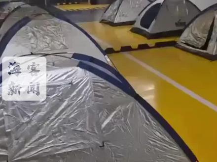 空袭下的以色列现状:停车场遍地帐篷 地铁站密密麻麻睡满人