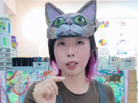 潮州画室🎨孩子们的立体课🐱猫咪面具✨
画室当然不止画画啦
上星期带领孩子们上了一节立体课
结合手工和绘画一起来创作一个超可爱的猫咪面具
材料:白模面具 瓦楞纸板 超轻土 丙烯
#潮州画室 #潮州学画画 #潮州兴趣班 #潮州少儿美术 #潮州手工课