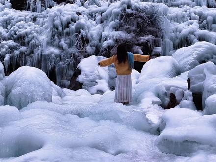 春节的云台山 像是走进了童话世界#玩转新云台 #除了云台山谁还把我们当孩子 #云台山新春过大年 #河南人有自己的冰岛 #春节逃离计划之幻光冰王国