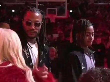 随着罗斯全家一同按下按钮,德里克罗斯的1号球衣正式悬挂在公牛主场上空!#罗斯球衣退役仪式#罗斯球衣退役