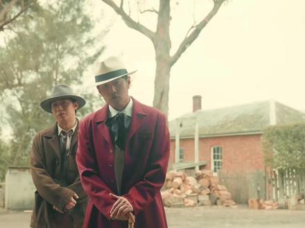 《淘金小镇》为何是全专最夯?巅峰周杰伦回归,编曲彻底封神 新专《太阳之子》最具“周氏巅峰质感”的作品,词曲编唱全都达到了“范特西”级别,沉浸式感受19世纪美国西部荒野的“淘金热”,如果说《西西里》延续封神的暗黑风,《那天下雨了》重现顶级的“周氏情歌”,那《淘金小镇》则超出了新专预期。#周杰伦 #淘金小镇 #方文山 #派伟俊 #盘点