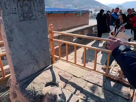 蒙曼,女,满族,1975年1月28日出生于河北省平泉县
,河北大厂人,中国共产党党员1
,中华全国妇女联合会副主席(兼),中央民族大学党委委员,中央民族大学历史文化学院教授25
,中央民族大学红铸书院院长
。
1992年9月—1996年7月,蒙曼就读于中央民族大学历史系历史学专业13
。1996年9月—1999年7月,就读于中央民族大学历史系,毕业后获得专门史专业硕士学位1
。1999年9月—2002年7月,就读于北京大学历史学系,毕业后获得中国古代史专业历史学博士学位1
。2002年7月,任中央民族大学历史系讲师1
。2006年9月—2010年1月,任中央民族大学历史系副教授1
。2007年11月,在《百家讲坛》主讲《武则天系列》7
,随后,又四次登坛,陆续主讲《太平公主》《长恨歌》《大隋风云》《唐玄宗与杨贵妃》29
。讨论2010年1月—2017年11月,任中央民族大学历史文化学院副教授1
。2013年起,先后担任《汉字听写大会》《成语大会》《谜语大会》《中国诗词大会》等节目文化嘉宾29#非物质文化 #人山人海太热闹了现场实拍 #拍摄现场直击 #场面壮观