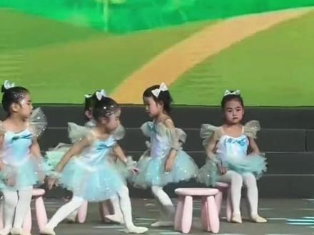 情绪稳定的萌娃,努力地想着办法~ 舞蹈节目中的一幕,逗笑了全场的观众。网友:应变能力好强的宝宝。 原作者@翎妹妹🧜♀️#孩子们棒棒哒#萌娃跳舞#可爱到爆炸💥