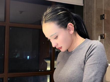 心太小,装了太多责任与心事。太过懂事,太过负责,习惯了凡事自己扛。深夜的焦虑、无人诉说的委屈,只能一个人悄悄自愈。哭过之后,依旧向阳前行。我这个人,太努力、太坚强。所有风雨自己熬,所有委屈自己消化。
我始终相信,只有自己变得足够好,身边的人才会跟着变好。
总习惯性顾及所有人、迁就所有人,忙完工作、照顾完身边所有人,只剩自己一个人偷偷哭一会儿,擦干眼泪又重新振作,第二天装作什么都没发生,继续前行。骨子里的独立和坚强,从来都只留给自己撑。所有的年轻人加油。☕️