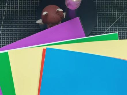 自己动手做的英语翻翻书也太香了!5步搞定,简单又出效果,孩子学英语更有兴趣~
1️⃣准备素材:电子版素材直接打印,彩图、深色/浅色线稿都有,涂色党也能选线稿自己画,教程还能跟着一步步学,超省心~
2️⃣裁剪素材:把打印好的图剪下来,记得留一点点白边,这样贴的时候更服帖,不会歪歪扭扭~
3️⃣做立体机关:剪8cm×1cm的纸条,对折两次成小立方体,接口贴双面胶固定,一页需要两个,相贴后粘在卡纸中间,轻轻合上机关会自己弹起来,超神奇~
4️⃣贴单词和封面:把颜色单词贴在机关最上面,再用喜欢的颜色卡纸做封面,贴上封底素材,一套完整的翻书就做好啦~
自己做的书不仅能学英语,还能锻炼动手能力,三年级的宝子快试试!
#手工diy #手工制作绘本 #原创作品 #手工制作 #手工教程