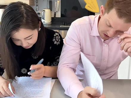 毕业12年的80后夫妻挑战高考英语卷,没想到… #高考英语 #祝高考学子金榜题名 #外国人做英语卷