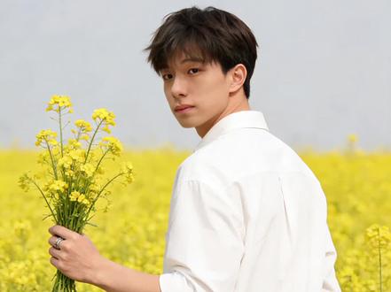 我在油菜花等你#当我把自拍照发给豆包 #油菜花写真 #豆包ai #豆包出大片有两把刷子 #早春的油菜花我先拍了