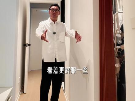 房梁隐形术!3 招弱化梁体+扩容收纳! 主卧有梁、承重柱多真的别再瞎吊平顶、暴力拆改了❌不仅压层高还违规!这套 170㎡主卧改造,不拆梁、不改结构,用弧形造型弱化梁体尖锐感,防磕碰还柔和显高级。
我们借承重柱延伸做收纳柜,吃透每一寸空间;同时抽屉柜抬空设计,房间更通透显大。衣帽间的房梁原本突兀还压层高,我们反其道而行之,把梁体加宽,内嵌门帘轨道,房梁彻底隐形,还保住了空间层高。
户型结构缺陷从来不是问题,找对方法借势改造,就能把缺点变亮点,这才是越住越舒服的装修王道~
#北京装修 #大户型装修 #梁体弱化 #大宅设计 #主卧设计 @设计师Ryan王恒