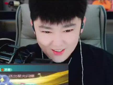 #林思琪 下播之后,#易阳小橘子 露出了友好的笑容,这场比赛拼的是凝聚力,也拼的是体力呀!#易阳 #2025抖音直播年度嘉年华 宠粉赛决赛啦,两位50万粉团赛道的对手@林思琪