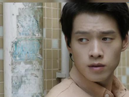 #上热门 #你是凭实力刷到的
电视剧《青春警事》
90后青年唐一修(魏大勋饰)立志成为匡扶正义的干警,在一次执行任务过程中,在医院意外邂逅90后女孩古静(焦俊艳饰)。她出生在一个警察家庭,同样心怀从警的梦想,却在海外曾遭遇意外,陷入深度昏迷。因唐一修的误打误撞,古静终于清醒过来,且复健后各项身体机能都恢复正常。然而,古静记不得与意外有关的一切,只是脑海中时常有个受伤的男子出现。在李局长亦父亦师般的鼓励下,古静重拾梦想,通过重重考试、训练当上警察。因为一桩新的案子,唐一修和古静再度相遇,二人互相支持让案件真相大白。此外,古静从小就记忆力过人,她对细节的分析思考能力,与唐一修的实践经验相配合,二人互相的搭档,越发默契。在此过程中,唐一修知晓古静受到往事困扰,答应帮她找回记忆。两人齐心协力,共同破了一桩又一桩案件。