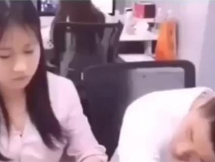 #搞笑 睡不着人,还睡不着觉,你太惨了#高情商聊天