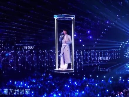 跨年夜的催泪瞬间!王俊凯唱响《生长》,这波回忆杀直接戳中人心!#江苏卫视跨年晚会 #王俊凯生长 #王俊凯 #舞台演出现场