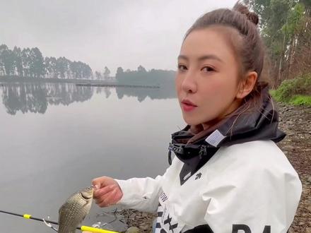 和我钓鱼的时候你都耍赖皮,还想约我成都吃火锅?我怕你逃单!#dou是钓鱼人