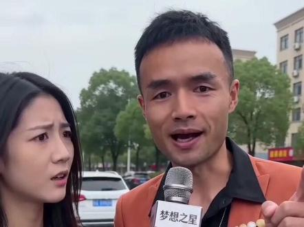 什么东西越多,反而越轻?#脑筋急转弯 #趣味问答 #街头采访 #搞笑日常 #智商测评