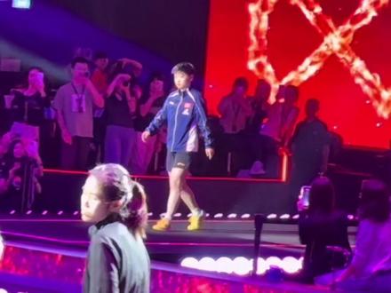 现场观看2026年WTT新加坡大满贯赛,世界排名第一的顶尖选手孙颖莎入场,首秀对阵泰国选手奥拉万·帕拉南。