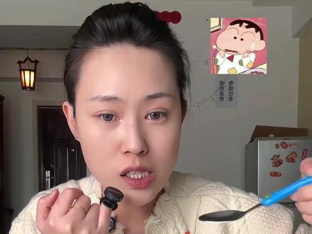 女生因感冒没有味觉吃起了花椒沾蜂蜜