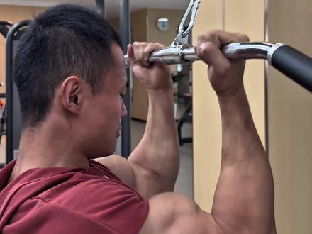 #麒麟臂 #健身教学
高位下拉是用来练二头的👽
#ASRV,上一感受不错👍,显纬度
#asrv男士专业运动服