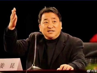 姜昆在美豪宅圣诞聚会,领唱爱国歌曲引热议!#社会热点 #郭德纲