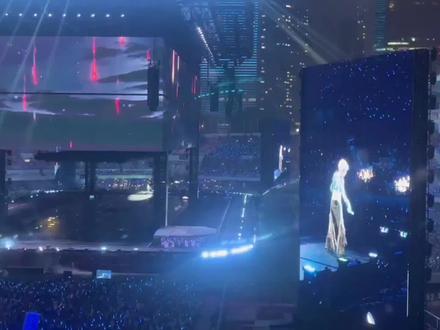 首先非常抱歉,我下意识的把两者对比了,希望两边的粉丝不要骂我 😬😬#张杰 #薛之谦
音质方面,两边都是非常NB的,跟手机里听到的是一样的;两位的实力都是杠杠的!
舞台效果可能张的会更好一些!(可能是因为薛这次的舞台比较大,观感可能会欠缺)但是薛的对看台观众是真的非常非常友好,317的音响效果跟上一次在张的1680内场是差不多一样的!
对于看台观众对歌曲的熟悉度可能也是张的会略胜一筹,之前在张的看台上,几乎所有歌,看台的观众都会,但是这次在薛的看台上,我是每首的副歌基本都会的,但是周围的反应是很多首都是“这是新歌吗”😅当然也可能是我刚好坐在周围都是比较淡的路人粉区域🤔
虽然但是,如果薛的服装每场有一件不一样的就好了 😭没有说他这次的服装不好,就是他三场的服装是一样的,怎么说呢嗯…… #万兽之王 #违背的青春 #演唱会是一个巨大的乌托邦