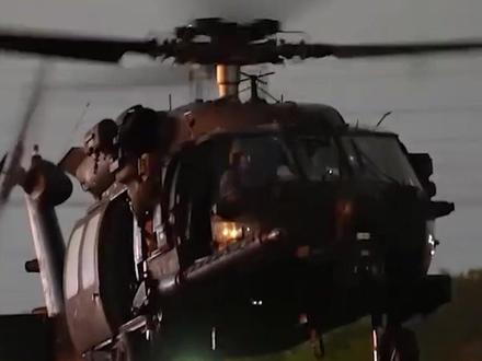 委内瑞拉防空系统为何失效?总司令部被定点清除 委内瑞拉媒体在当地时间今天早晨7点多刚刚发布了一套防空系统被摧毁的画面,可以看出这是俄制9K317E中程防空系统,委内瑞拉使用的是轮式底盘,我们可以对照一下,该防空系统射程为50公里,防空导弹发射车被摧毁后导弹发射筒也散落在周围。#委内瑞拉 #美军