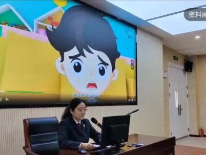 #热点#上热搜#创作灵感#教育 #被学生戳伤眼球的女老师想“逃”:别让她的牺牲,只换来一句“统筹安排”
当了17年老师,劝个架,右眼被学生用镊子戳破——眼球破裂、白内障、青光眼,三次手术,还被诊断出创伤后应激障碍。
这不是悬疑剧,是浙江瑞安女教师宋女士的真实遭遇。
更让人心寒的是后续:警方因涉事女生未满14周岁,不予行政处罚;对方家长调解一次后就不理了;学校通报“已处理涉事学生”,但怎么处理的?没细说。而宋女士提出两个要求:依规处置学生、启动矫治程序;申请调离教学岗。教育局回应:调岗还需“统筹安排”。
“统筹安排”这四个字,听着太熟悉了。它翻译成人话就是:再等等,再看看,再研究。
可宋女士等得了吗?她现在站在教室都恐惧,看见学生举手都怕突然挥过来。一个教了17年书的老师,被逼到不想上讲台,这不是她脆弱,是伤太重了——不只是眼伤,是心寒。
很多人问:六年级女生,哪来的镊子?为什么冲突升级到砸门、打老师?学校日常的刀具、尖锐工具管理有没有漏洞?事发后,心理干预、家校沟通、应急处理,到位了吗?这些问题,学校通报里基本没提。
更值得深思的是:未成年人违法,真的只能“不处罚”就翻篇吗?不追究刑责,不代表不能追究校纪、不能强制心理矫治、不能要求家长承担监护责任。如果每一次都因为“孩子还小”轻轻放下,那老师的生命安全谁来兜底?
宋女士说,她希望依规处置涉事学生,启动矫治程序。这不是报复,是底线——告诉所有学生:伤害老师,是有后果的。也告诉所有老师:你不需要用流血来证明自己敬业。
至于调岗,更不是“逃兵”。一个创伤后应激障碍患者,勉强站在讲台上,对自己是折磨,对学生也是风险。让她转教研、做心理疏导、养伤康复,是人性化的基本操作,不是额外恩赐。
别再用“统筹安排”敷衍了。该安排的不是岗位,是对一位受伤老师的善待,是对校园暴力说不的态度,是对教师尊严最起码的维护。
如果连保护自己安全的老师都保护不好,那“尊师重教”就真成了空话。