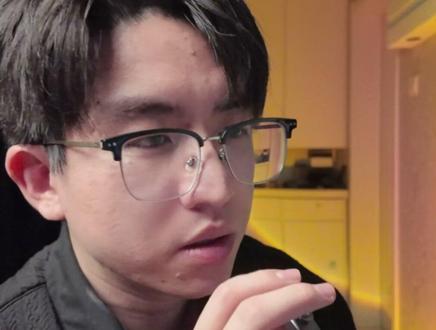 高中辍学入职OpenAI?这才是AI时代最恐怖的学习法 高中辍学生凭啥被 OpenAI 抢着要?答案藏在 Gabriel 的学习方法里!传统教育是 “背地图”,他的方法是 “开导航”—— 为用而学,遇问题找 AI。8 岁孩子也能学:确立想做的事,用 AI 拆解难题。更戳心的是,父母从不鸡娃,只要求及格。别让焦虑绑架孩子,AI 时代,调用知识的能力才是核心竞争力!
#AI教育 #亲子教育 #ai时代的家庭教育 #亲子 #家庭教育