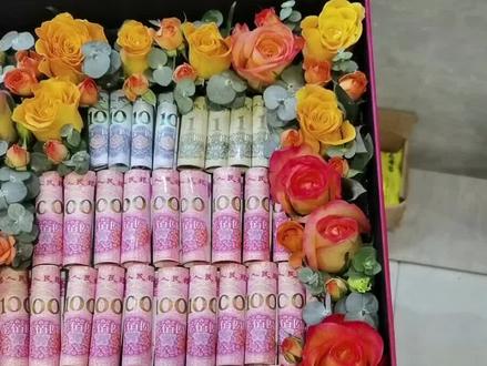 有钱花礼盒,女孩精心挑选的花花,放了3344现金,寓意是生生世世在一起,很用心的哦#喜欢就关注我吧 #同城配送 常德鲜花店#花礼定制