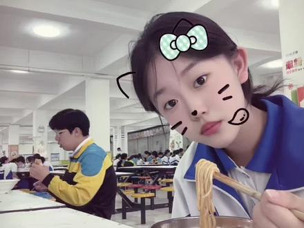 我很庆幸我有一个好朋友 她对于我来说非常重要
她能理解我的所有 在她面前 我可以不用伪装 不用化妆 不用勾心斗角 她懂我的奇奇怪怪 也明白我内心最不为人知的那些感受 她在我最需要的时候会义无反顾的出现 我很幸运遇见了她
她总说我是她的小太阳 殊不知 她才是那个能接住我所有负面情绪的温柔宇宙
虽然我们现在不能常常见面 有时也不会联系 但我知道她心里是有我的 她也会给我分享她的日常生活 我们不会因为距离和时间变得陌生
希望她可以一直开心 不要难过 好好爱自己 可以去做自己想做的事 我会在背后支持她 她一直是我最好的朋友
最后 我很爱我的朋友@12. #最好的朋友 #治愈 #校园 #闺蜜