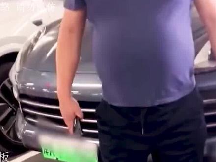 光头大哥强占女子车位 不挪车还恶语相向 女子:你怎么不讲道理呢 #纪实 #车位 #我的观影报告