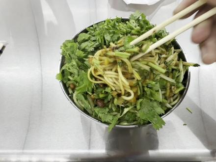 #科实中专 #初中升学#学校环境#食堂#磁县
八块钱一份量特别大一般吃不完我是大魏代,两面麻将特别 多味道挺好吃的而且可以随便加香菜辣椒和醋,打⭐️⭐️⭐️⭐️
